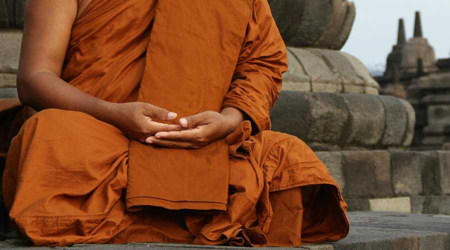 monje meditanto